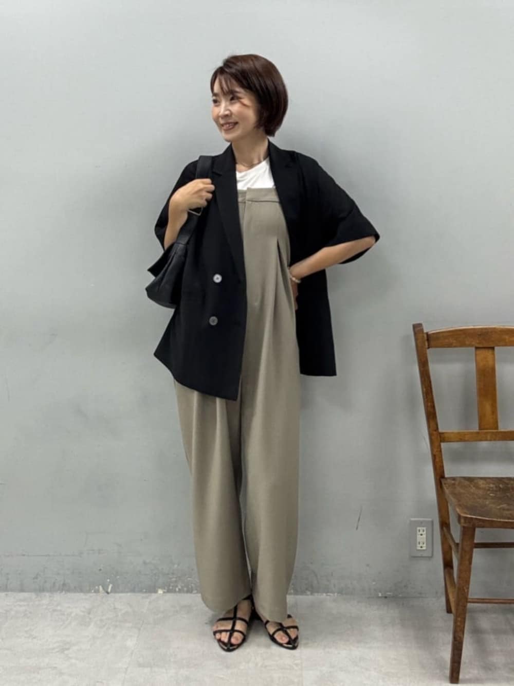 その他のTシャツ/カットソー、ブラウン系のサロペット/オーバーオール、ブラック系のテーラードジャケットを着用したレディースの夏コーディネートの1枚目の写真