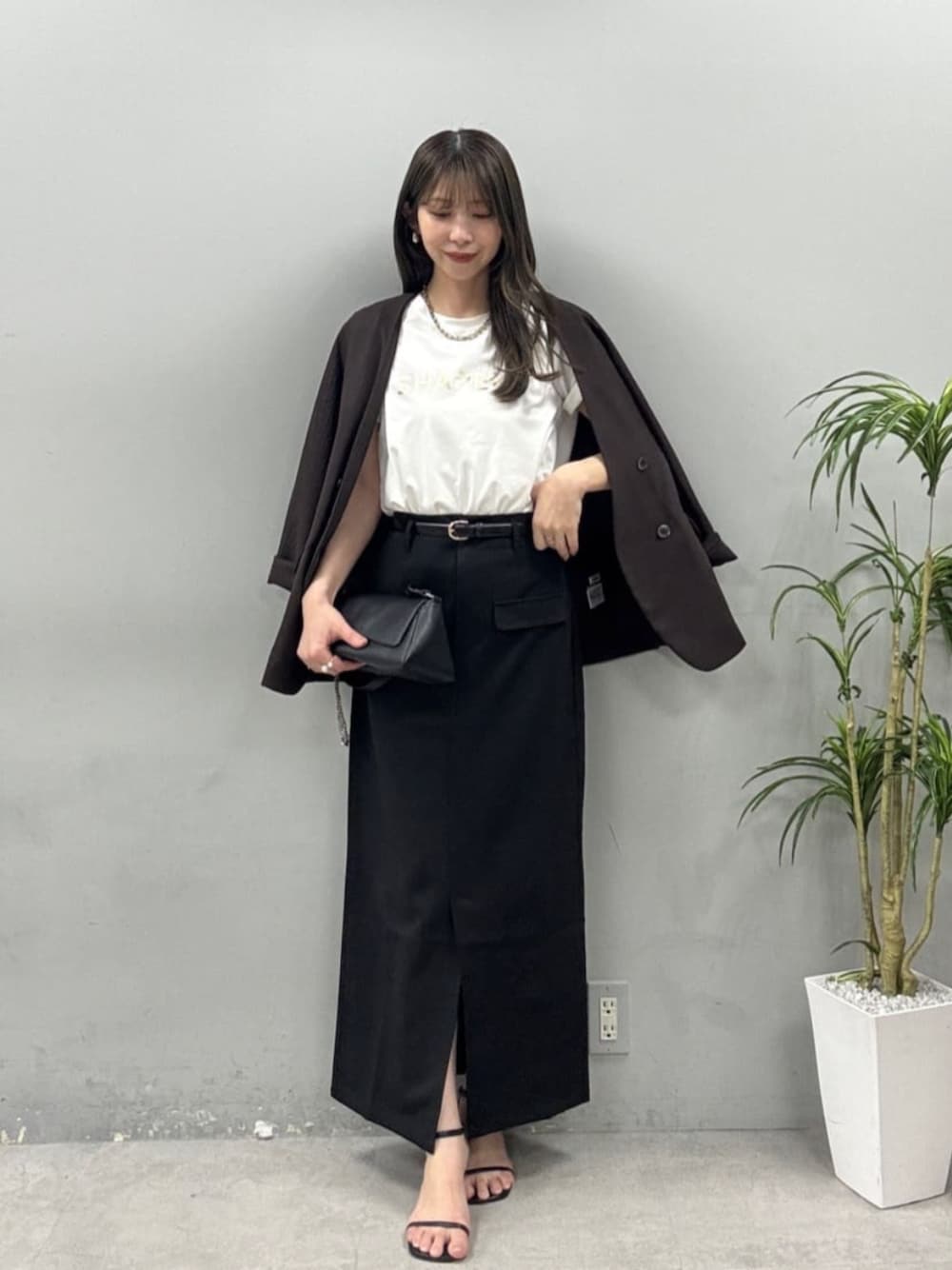 ブラック系のショルダーバッグ、ホワイト系のTシャツ/カットソーを着用したレディースの春コーディネートの1枚目の写真