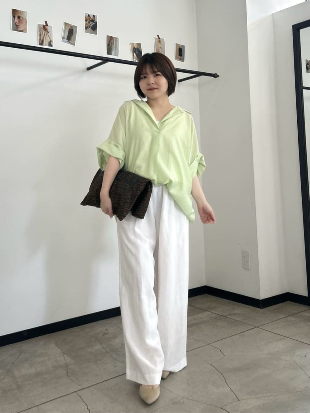 その他のトートバッグ、グリーン系のシャツ/ブラウス、ホワイト系のタンクトップを着用したレディースの夏コーディネートの1枚目の写真