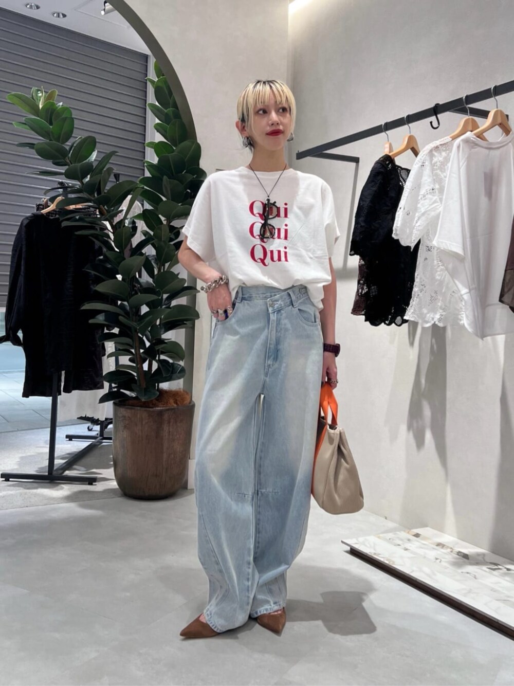 ホワイト系のTシャツ/カットソーを着用したレディースの夏コーディネートの1枚目の写真