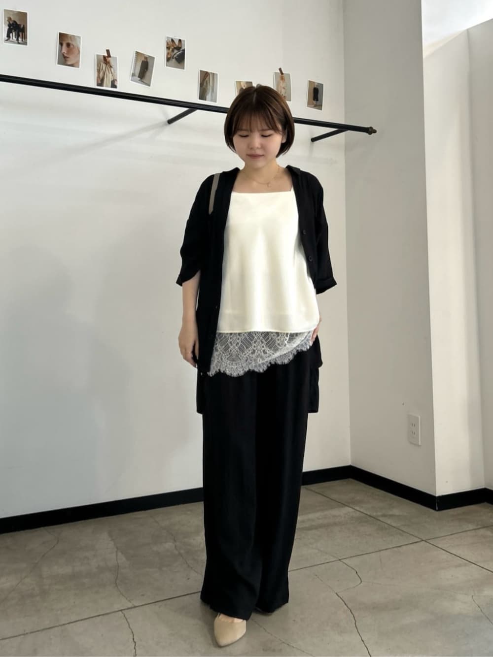 ベージュ系のショルダーバッグ、ブラック系のシャツ/ブラウス、ブラック系のその他パンツを着用したレディースの夏コーディネートの1枚目の写真