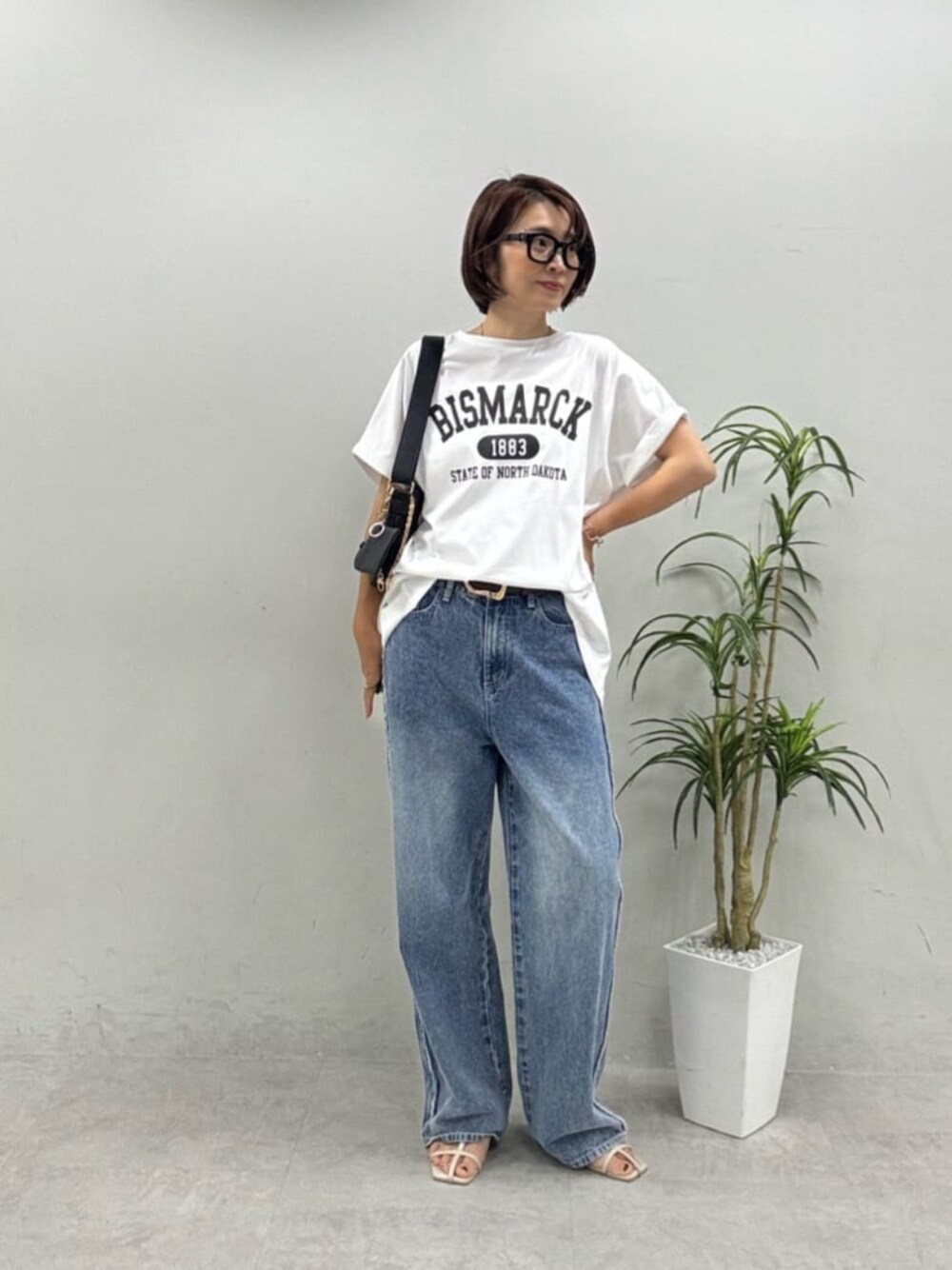 ホワイト系のTシャツ/カットソーを着用したレディースの夏コーディネートの1枚目の写真