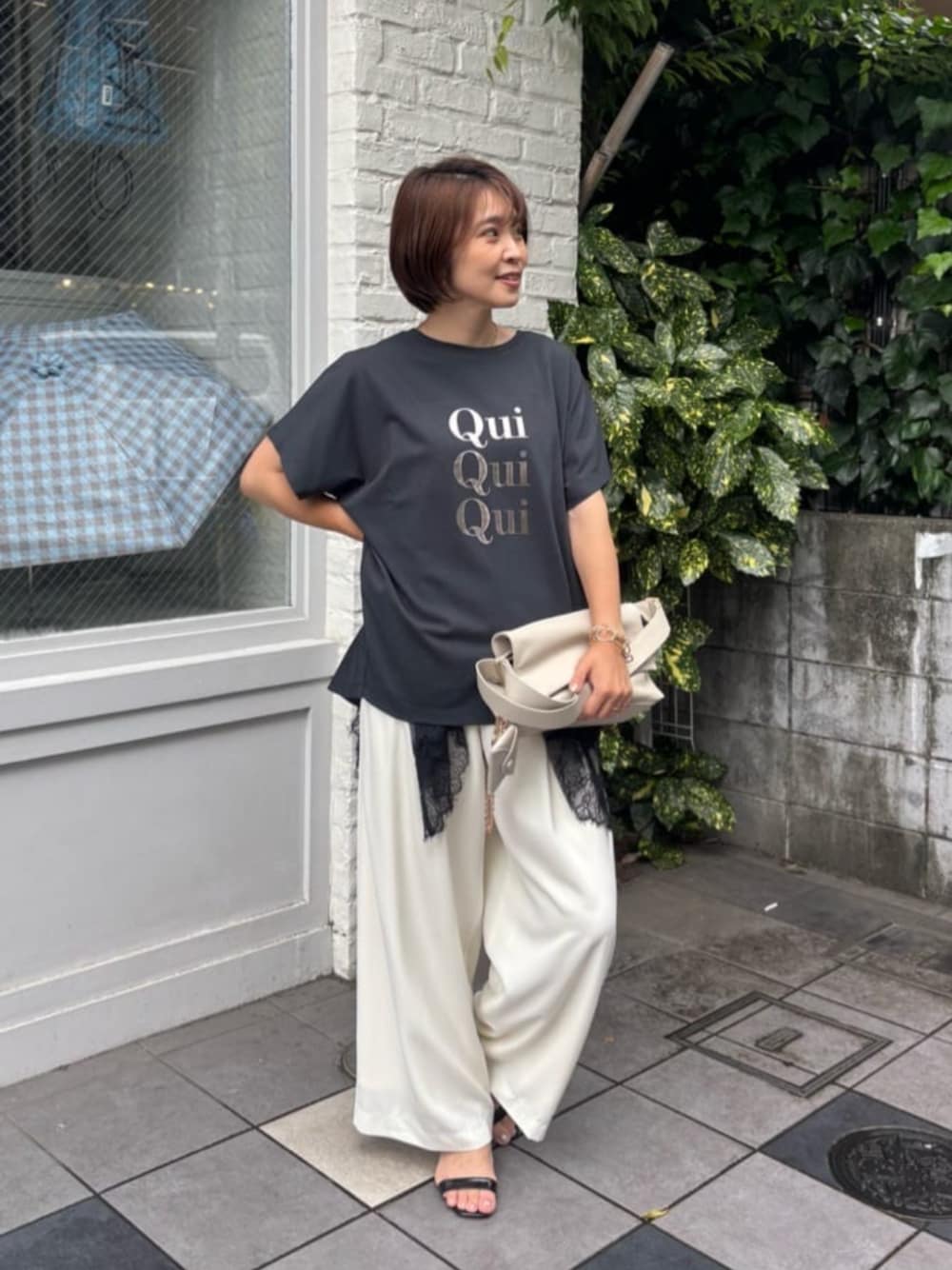 グレー系のキャミソール、ホワイト系のショルダーバッグ、グレー系のTシャツ/カットソーを着用したレディースの夏コーディネートの1枚目の写真