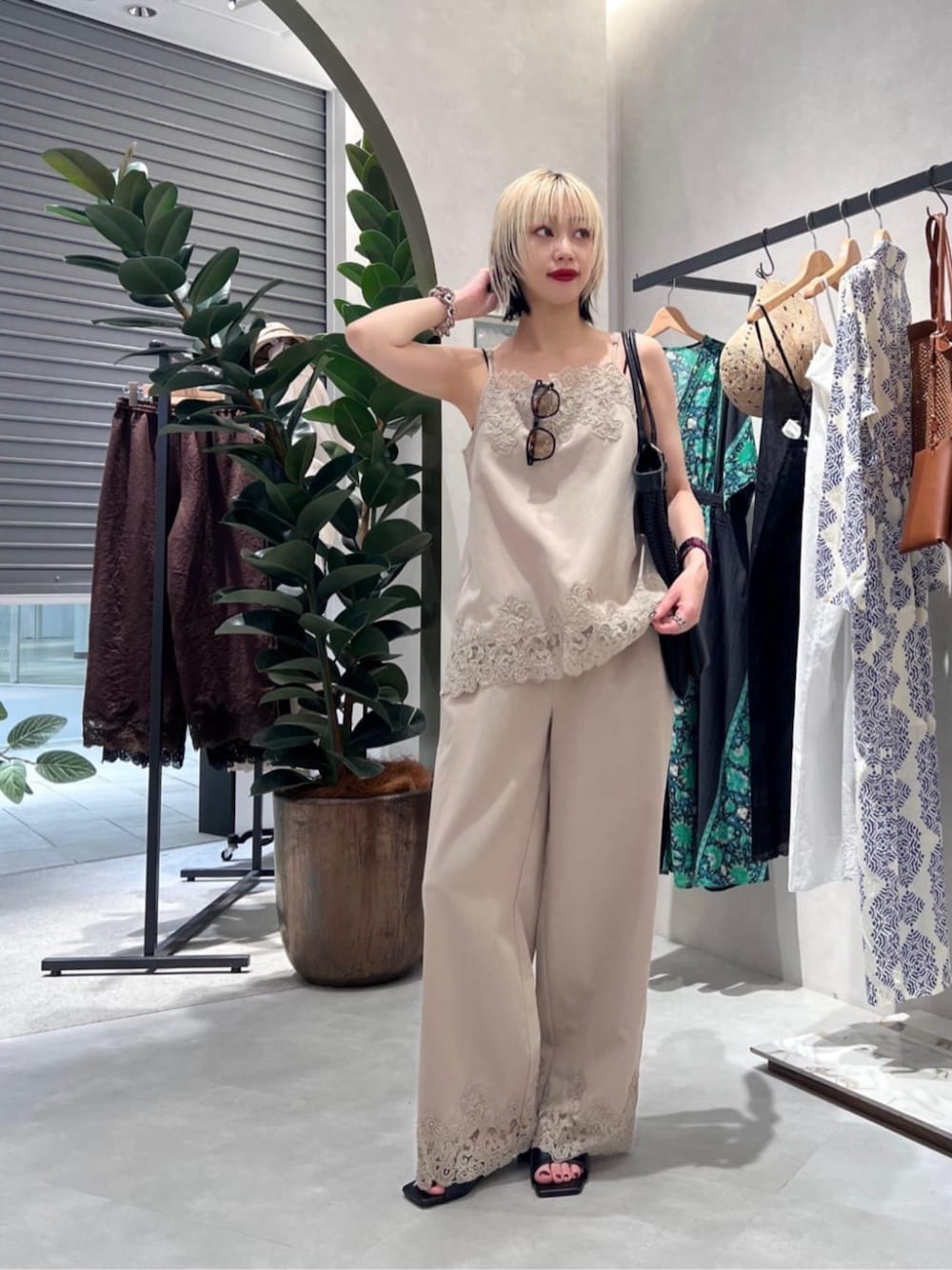 ベージュ系のその他パンツ、ベージュ系のキャミソールを着用したレディースの夏コーディネートの1枚目の写真