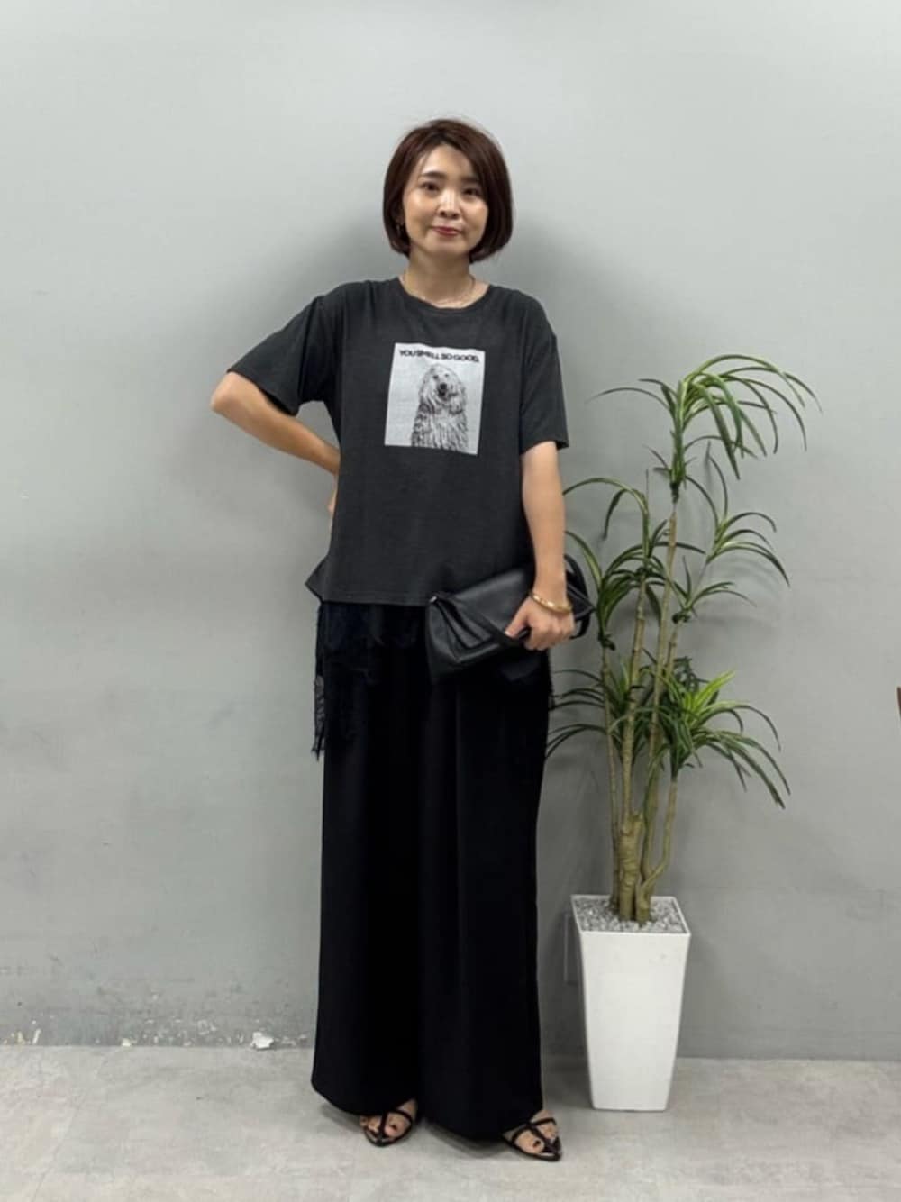 ブラック系のショルダーバッグ、グレー系のTシャツ/カットソー、ブラック系のその他パンツを着用したレディースの夏コーディネートの1枚目の写真