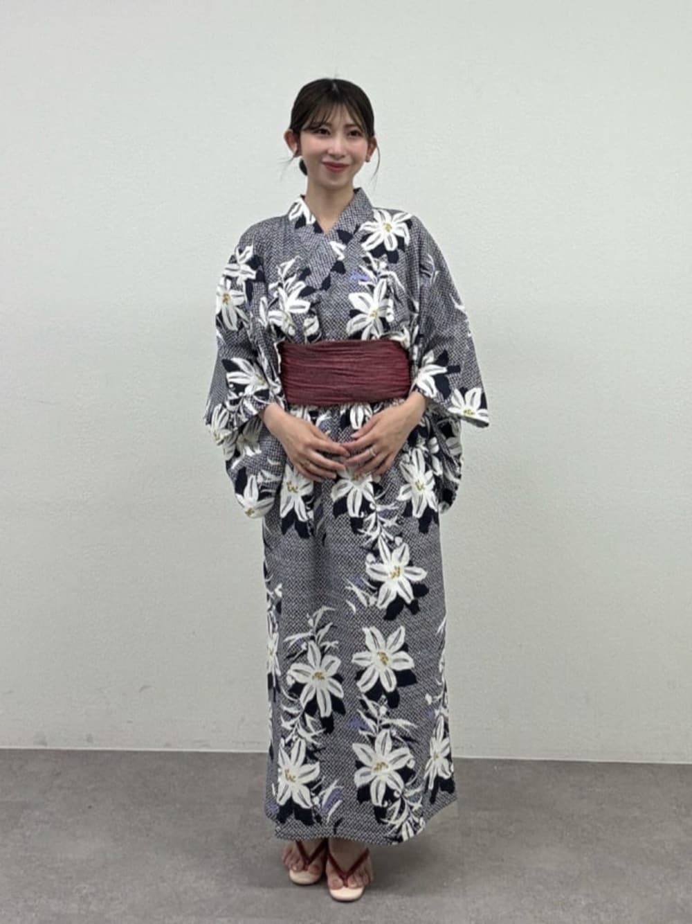 その他の浴衣、レッド系の和装小物を着用したレディースの夏コーディネートの1枚目の写真