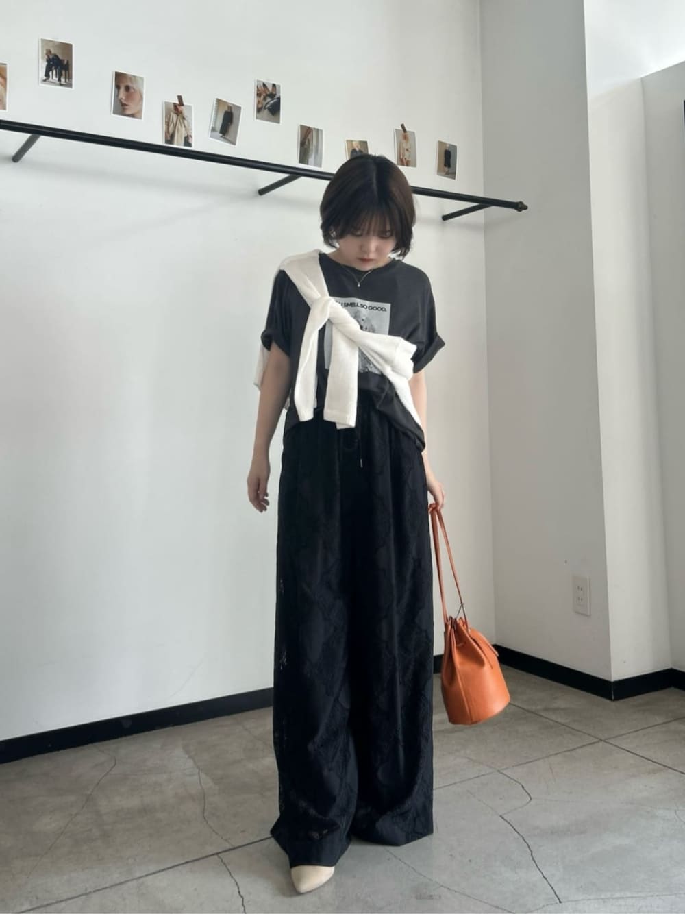 ホワイト系のニット/セーター、グレー系のTシャツ/カットソーを着用したレディースの夏コーディネートの1枚目の写真