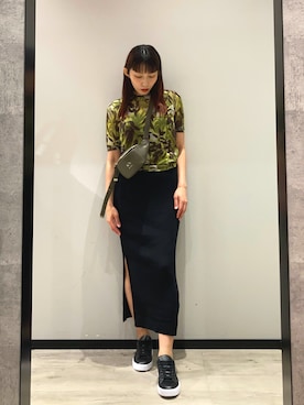 「ARMANI EXCHANGE（アルマーニエクスチェンジ）の【A|X アルマーニ エクスチェンジ】IA AXリーフプリント クルーネック半袖ニットプルオーバー（ニット/セーター、グリーン系）」を使った、monaさん（レディース・167cm）の春コーディネート