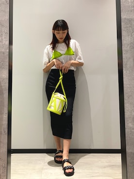 「ARMANI EXCHANGE（アルマーニエクスチェンジ）の【A|X アルマーニ エクスチェンジ】IA ビキニプリント 半袖クルーネックTシャツ/CROPPED（Tシャツ/カットソー、ホワイト系）」を使った、monaさん（レディース・167cm）の春コーディネート
