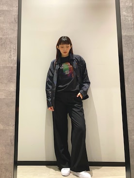 「ARMANI EXCHANGE（アルマーニエクスチェンジ）の【A|X アルマーニ エクスチェンジ】オールオーバーフラワープリント ナイロンコーチジャケット（ナイロンジャケット、ブラック系）」を使った、monaさん（レディース・167cm）の春コーディネート