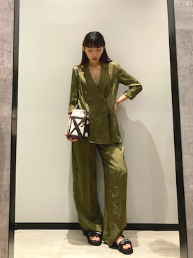 「ARMANI EXCHANGE（アルマーニエクスチェンジ）の【A|X アルマーニ エクスチェンジ】IA AXリーフプリント ダブルブレストジャケット（テーラードジャケット、グリーン系）」を使った、monaさん（レディース・167cm）の春コーディネート