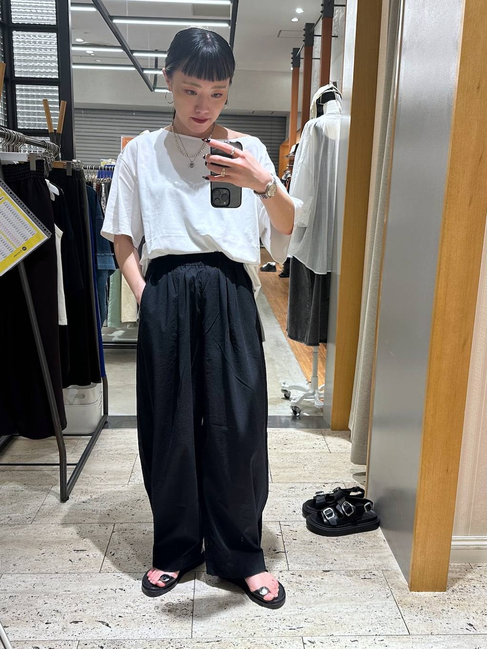 ホワイト系のTシャツ/カットソー、ブラック系のサンダル、グレー系のその他パンツを着用したレディースの夏コーディネートの1枚目の写真
