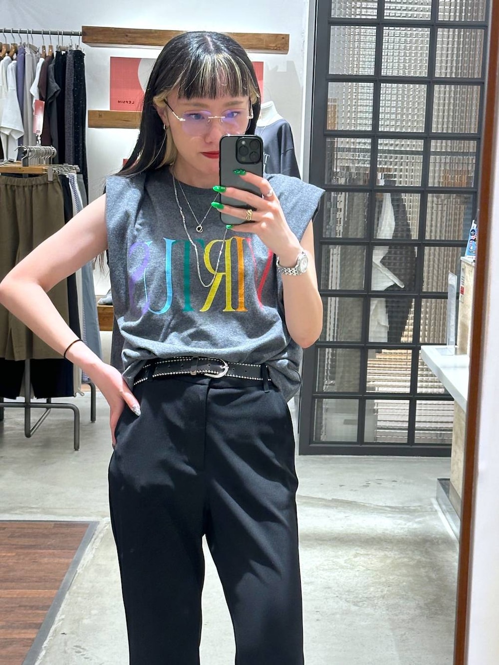 グレー系のTシャツ/カットソー、シルバー系のネックレスを着用したレディースの夏コーディネートの1枚目の写真