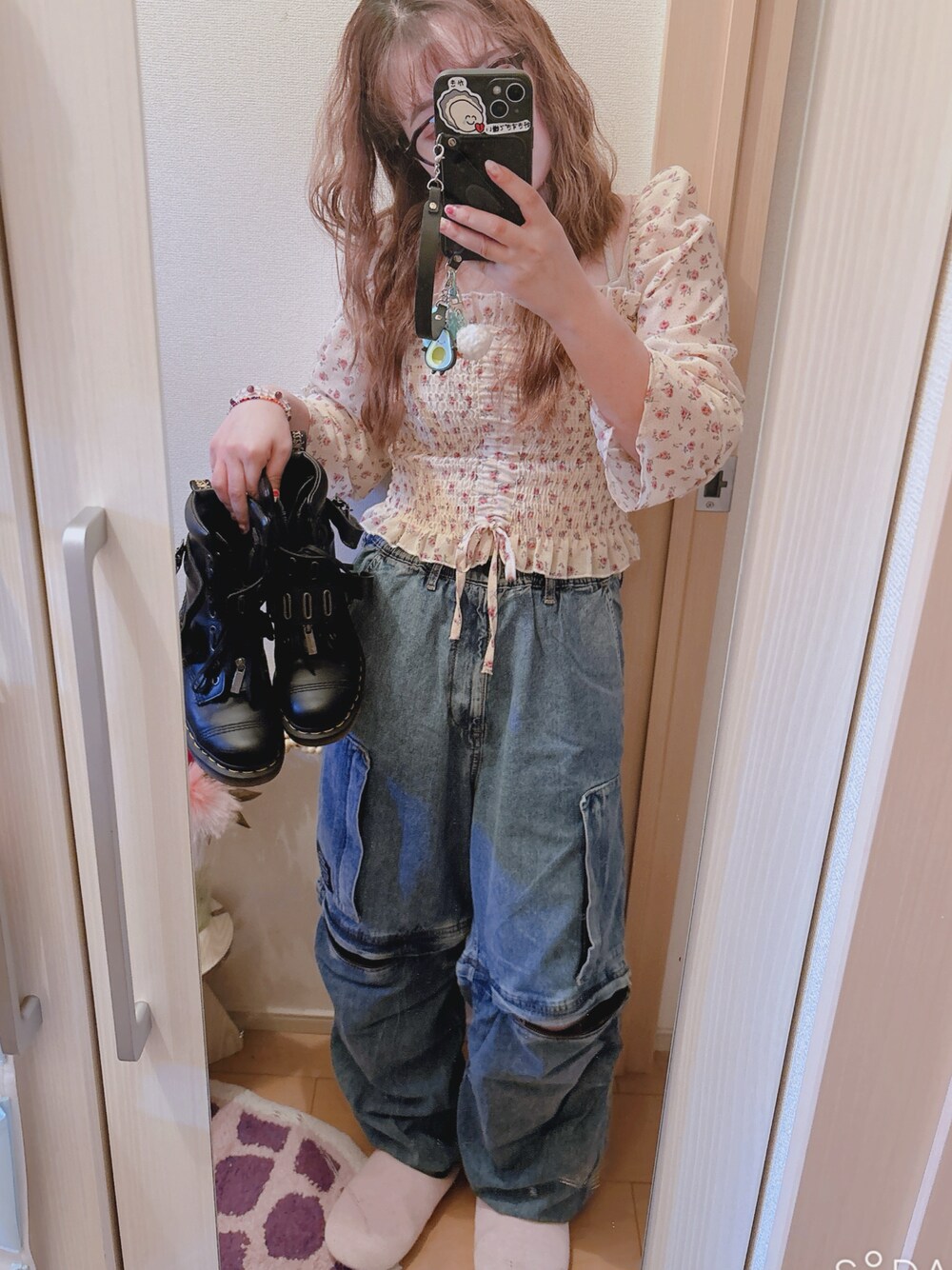 「きょうのふく、GU、guundercover、undercover、Dr.Martens、秋服、ゆるコーデ、ゆるパンツ、ブーツ、WC」｜「GUのアイテム（デニムパンツ、ブルー系）」を使った、hazukiさん（レディース・152cm）の秋コーディネートの1枚目の写真
