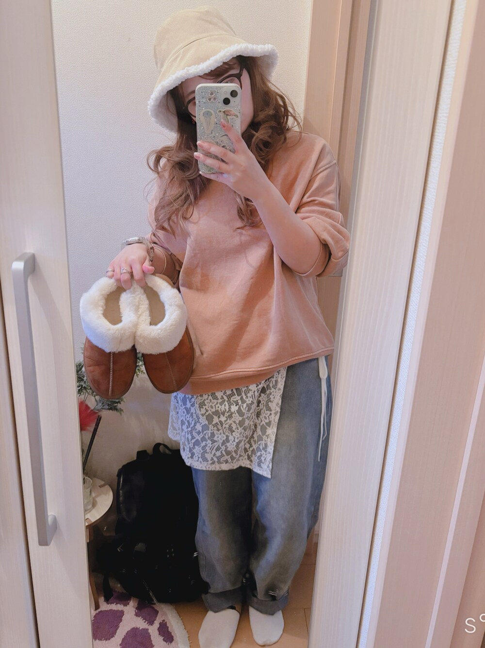 「きょうのふく、今日のコーデ、ゆるコーデ、shein、デニム、バケットハット、大人ガーリー」｜「SNIDELのアイテム（スウェット、オレンジ系）」を使った、hazukiさん（レディース・152cm）の冬コーディネートの1枚目の写真