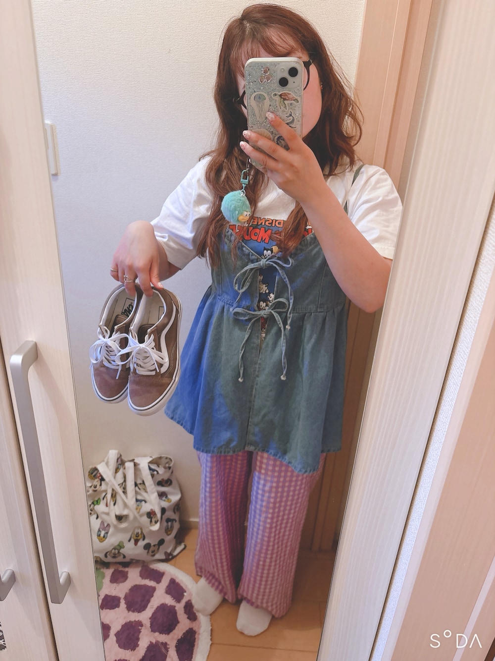 「チェック、プチプラ、休日スタイル、Tシャツコーデ、低身長コーデ、メガネ女子、カラフル、カラフルコーデ、ゆるコーデ、ゆるパンツ、UT」｜「UNIQLOのアイテム（Tシャツ/カットソー、ホワイト系）」を使った、hazukiさん（レディース・152cm）の秋コーディネートの1枚目の写真