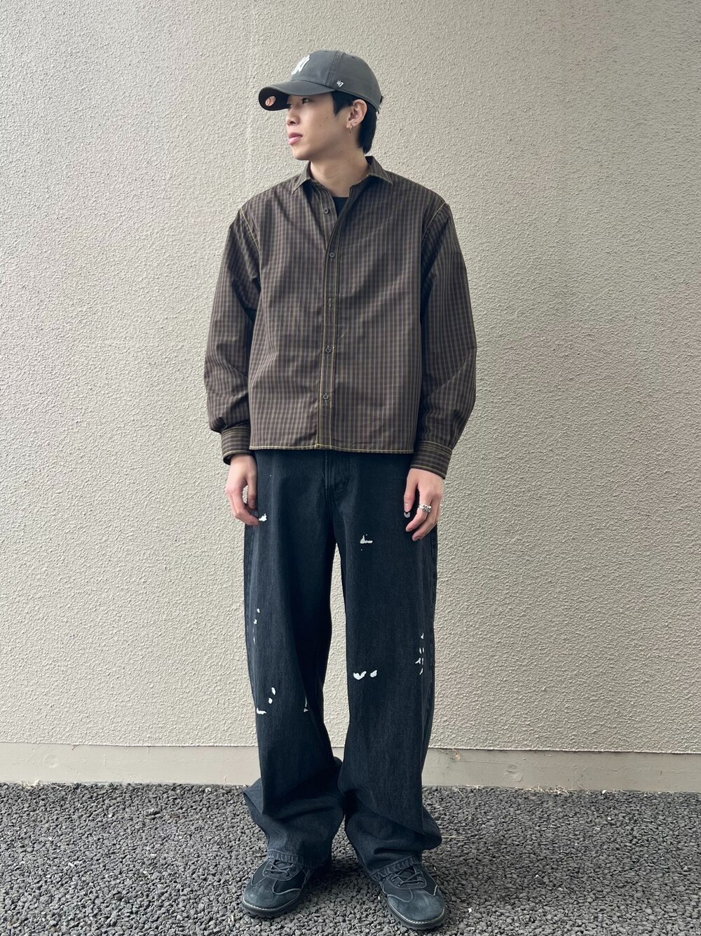 ブラウン系のシャツ/ブラウスを着用したメンズの春コーディネートの1枚目の写真