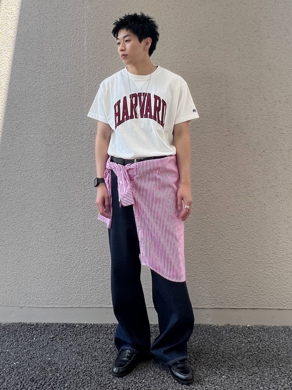 ブルー系のデニムパンツ、レッド系のシャツ/ブラウス、ホワイト系のTシャツ/カットソーを着用したメンズの春コーディネートの1枚目の写真