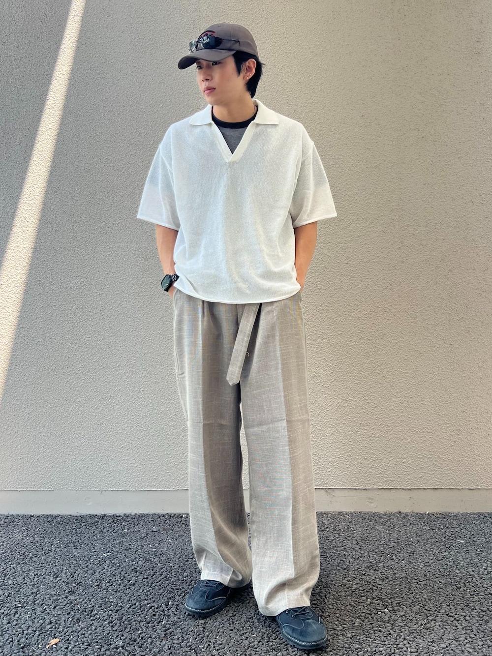 グレー系のTシャツ/カットソー、ホワイト系のニット/セーターを着用したメンズの夏コーディネートの1枚目の写真