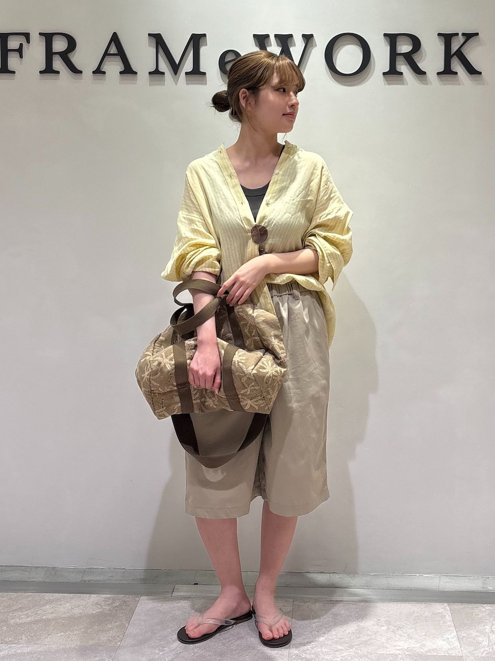 ベージュ系のその他パンツ、イエロー系のシャツ/ブラウス、ブラック系のタンクトップを着用したレディースの夏コーディネートの1枚目の写真