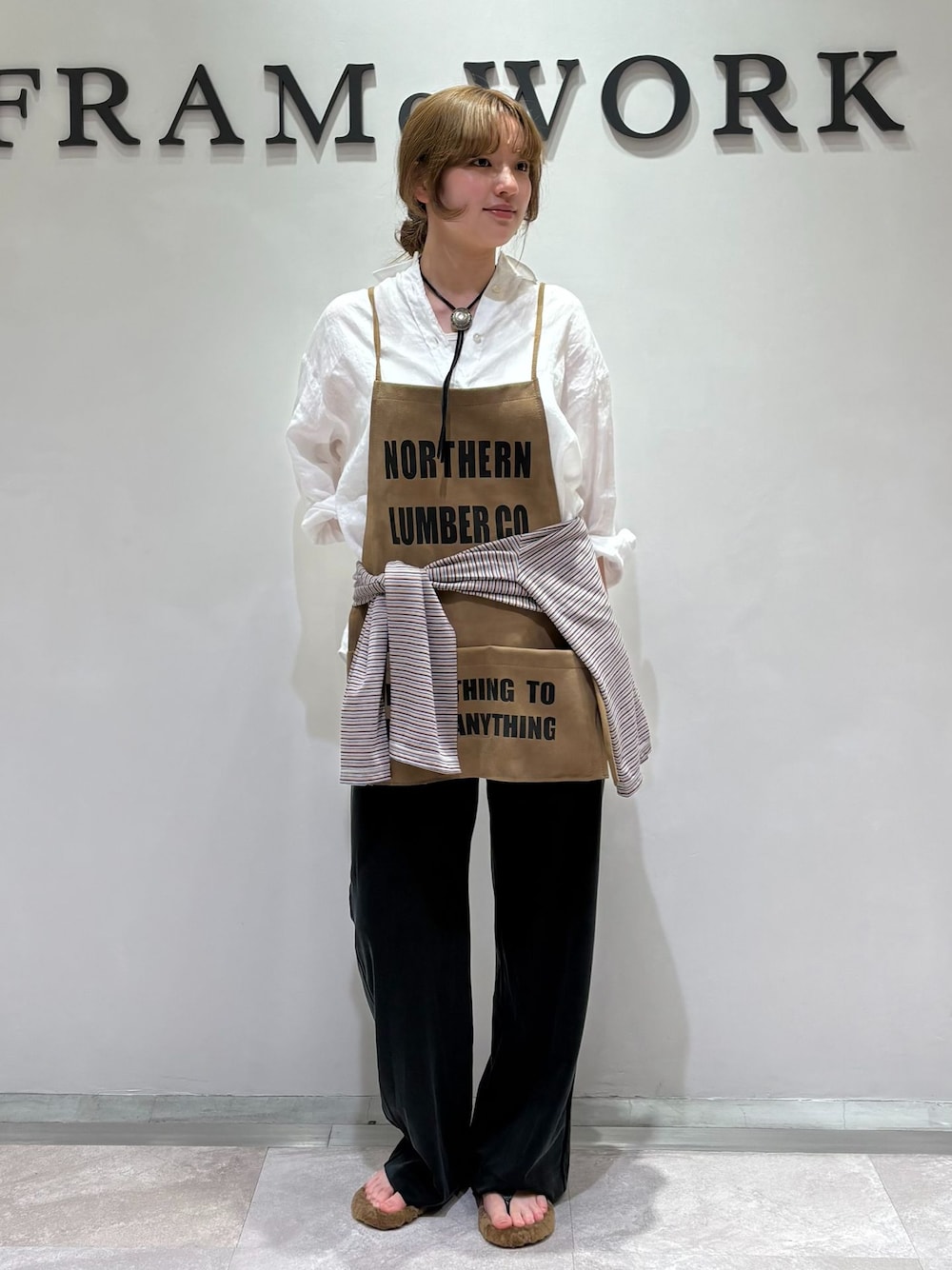 ブラック系のその他パンツ、ホワイト系のシャツ/ブラウス、レッド系のTシャツ/カットソーを着用したレディースの夏コーディネートの1枚目の写真