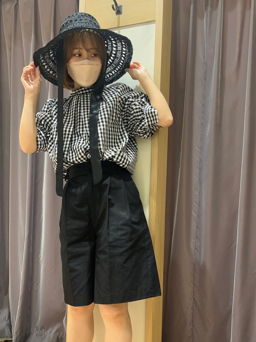 「休日コーデ、カジュアル、初夏コーデ、モノトーン、ギンガムチェック、ショートパンツ、大人可愛い、夏」｜「Te chichiのツイルショートパンツ（その他パンツ、ブラック系）」を使った、yoriさん（レディース・155cm）の春コーディネートの1枚目の写真