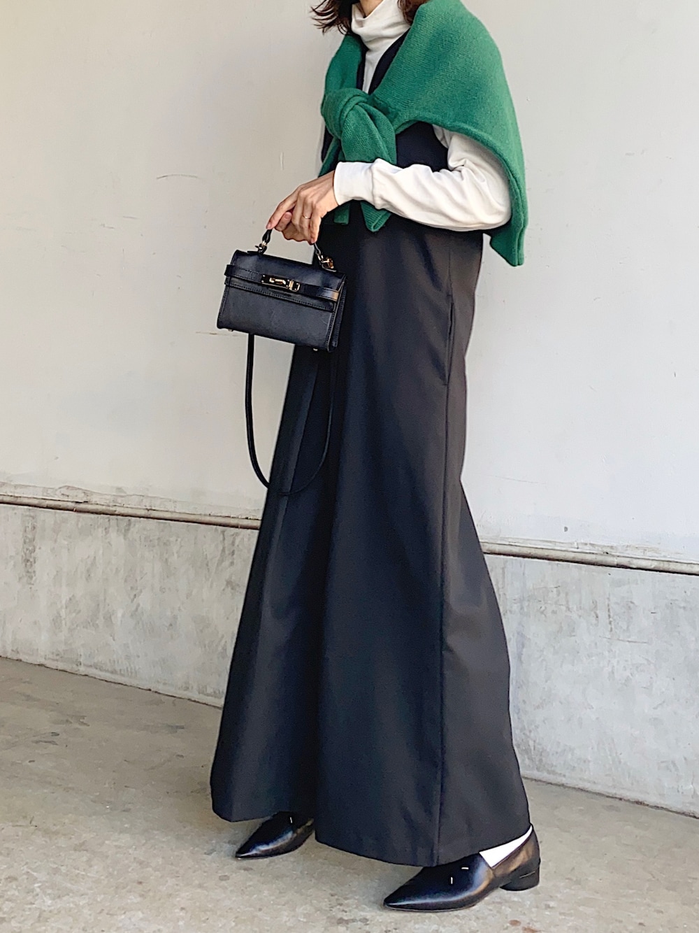 「きれいめカジュアル、オールインワン、UNIQLO、グリーン、肩掛け、プチプラ、Deuxieme Classe(Deuxieme Classe)」｜「Bonjour SaganのディープVネックオールインワン（サロペット/オーバーオール、ブラック系）」を使った、acco.mamaさん（レディース・160cm）の冬コーディネートの1枚目の写真