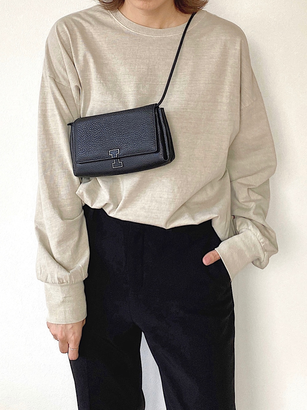 「大人カジュアルコーデ、ショルダーバッグ、ユニクロ、プチプラコーデ、IACUCCI、ロンT、シンプルコーデ」｜「IACUCCIのウォレットミニショルダー【AVA-4233/CERVO】（財布、ブラック系）」を使った、acco.mamaさん（レディース・160cm）の秋コーディネートの1枚目の写真