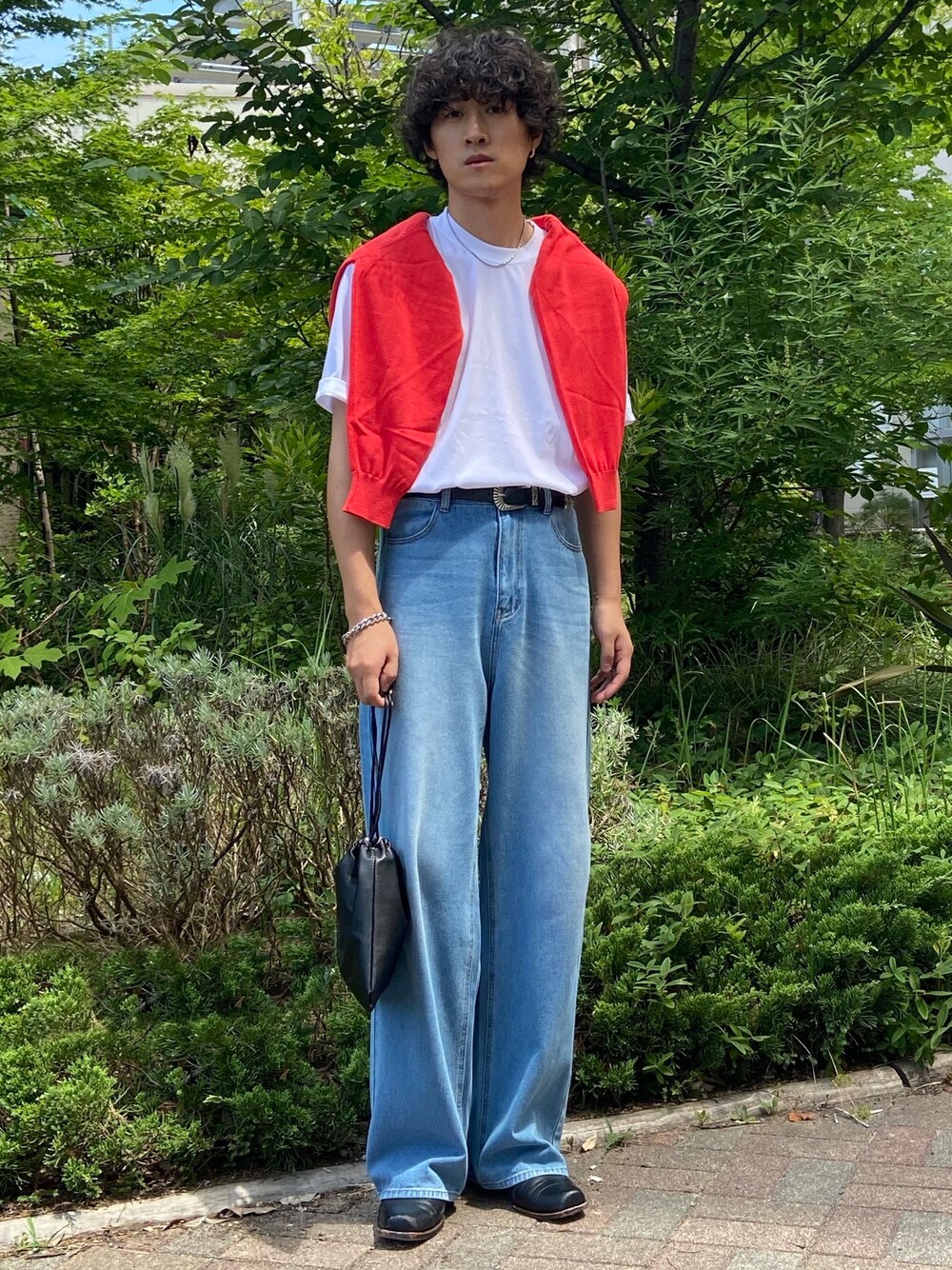 ホワイト系のTシャツ/カットソー、ブラック系のショルダーバッグ、オレンジ系のカーディガン/ボレロを着用したメンズの夏コーディネートの1枚目の写真