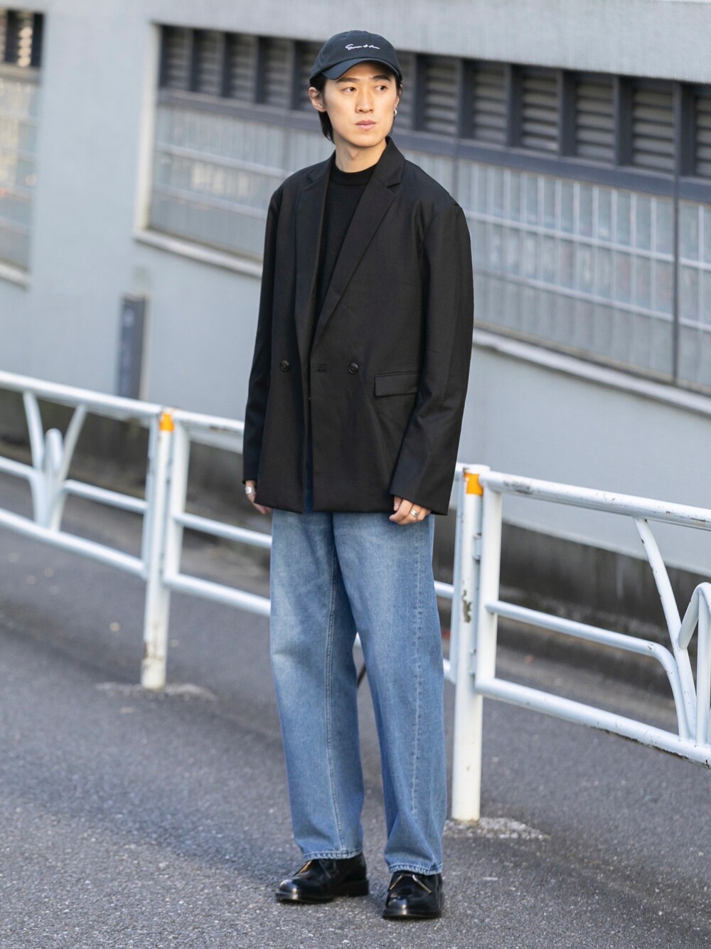 ブラック系のテーラードジャケット、ブルー系のデニムパンツ、ブラック系のドレスシューズを着用したメンズの冬コーディネートの1枚目の写真