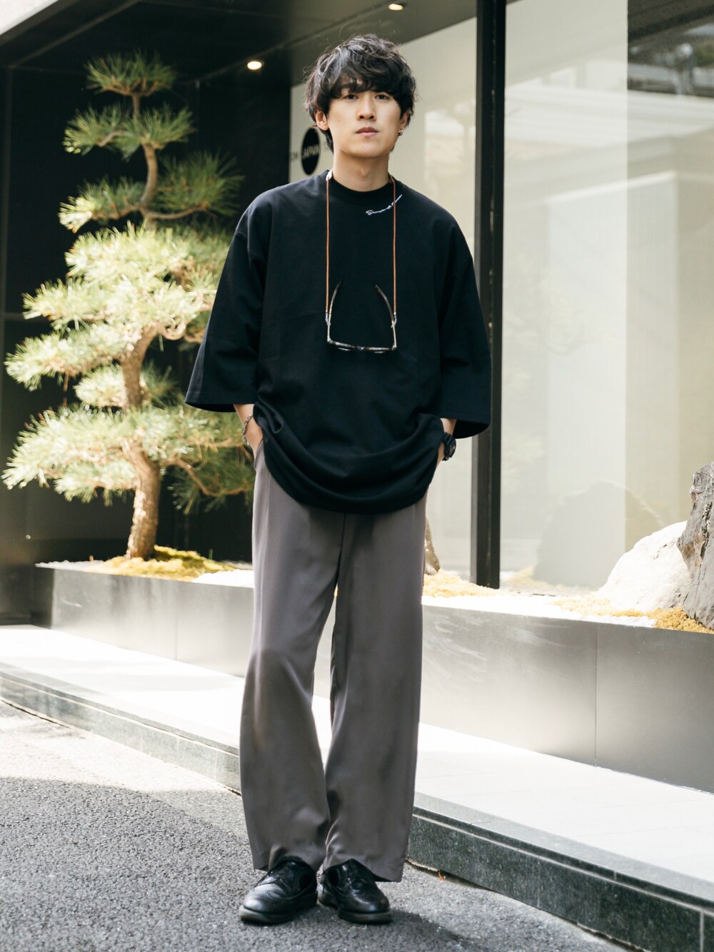 ブラック系のTシャツ/カットソー、ブラウン系のその他パンツを着用したメンズの夏コーディネートの1枚目の写真