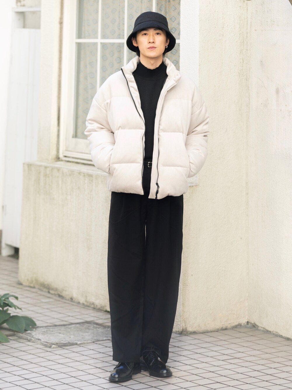 ブラック系のニット/セーター、ブラック系のドレスシューズ、ベージュ系のダウンジャケット/コートを着用したメンズの秋コーディネートの1枚目の写真