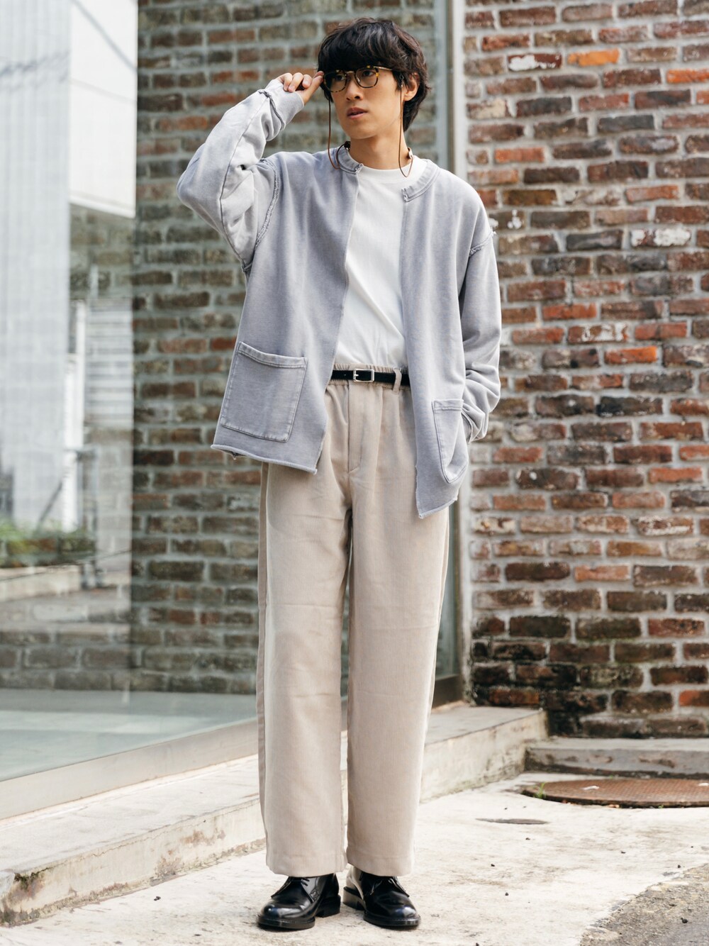 ベージュ系のその他パンツ、ブラック系のドレスシューズ、ホワイト系のTシャツ/カットソーを着用したメンズの秋コーディネートの1枚目の写真