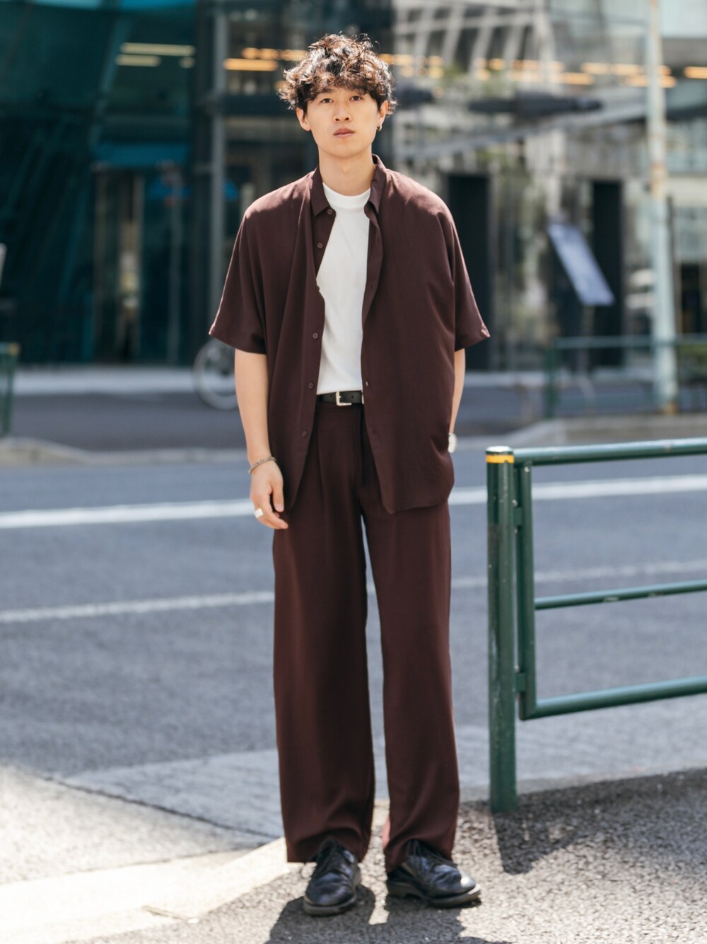 ブラウン系のシャツ/ブラウス、ブラウン系のその他パンツ、ブラウン系のベルトを着用したメンズの夏コーディネートの1枚目の写真