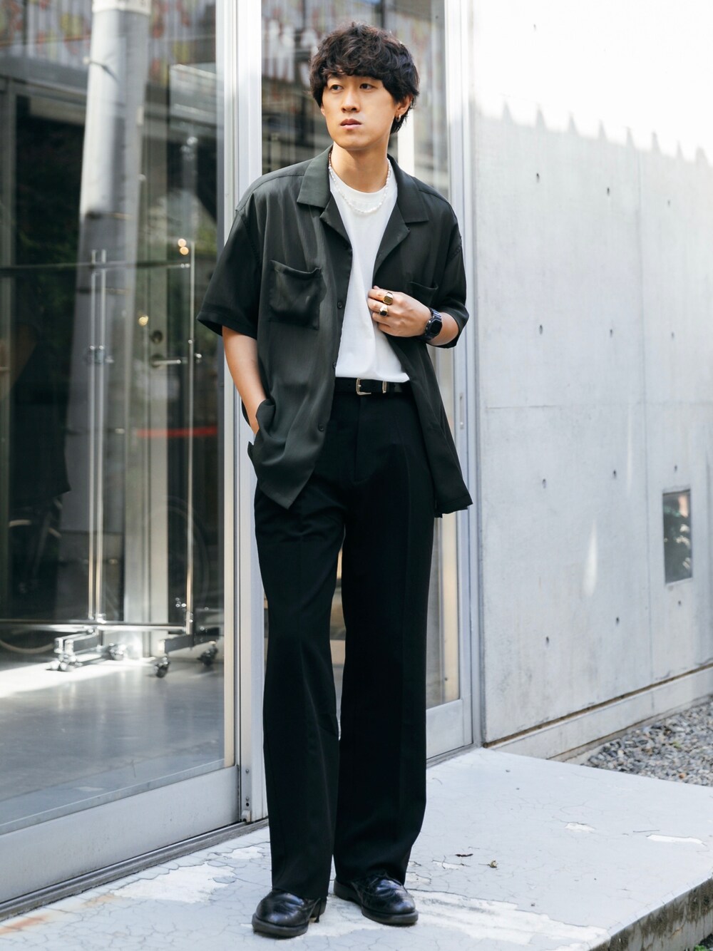 ホワイト系のTシャツ/カットソー、ブラック系のスラックス、グレー系のシャツ/ブラウスを着用したメンズの夏コーディネートの1枚目の写真