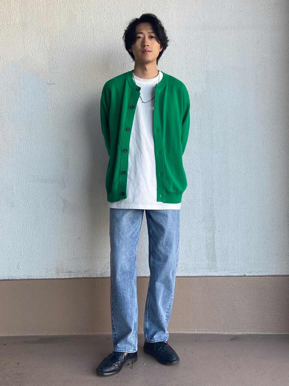 ブルー系のデニムパンツ、グリーン系のカーディガン/ボレロ、ホワイト系のTシャツ/カットソーを着用したメンズの冬コーディネートの1枚目の写真