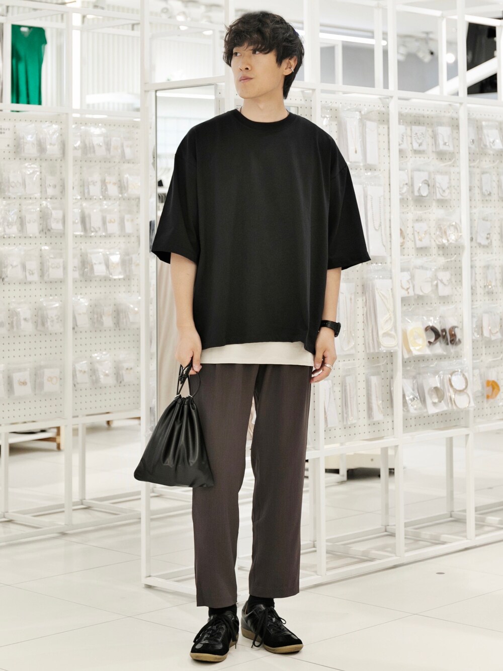 ベージュ系のTシャツ/カットソー、ブラック系のTシャツ/カットソー、パープル系のスラックスを着用したメンズの夏コーディネートの1枚目の写真