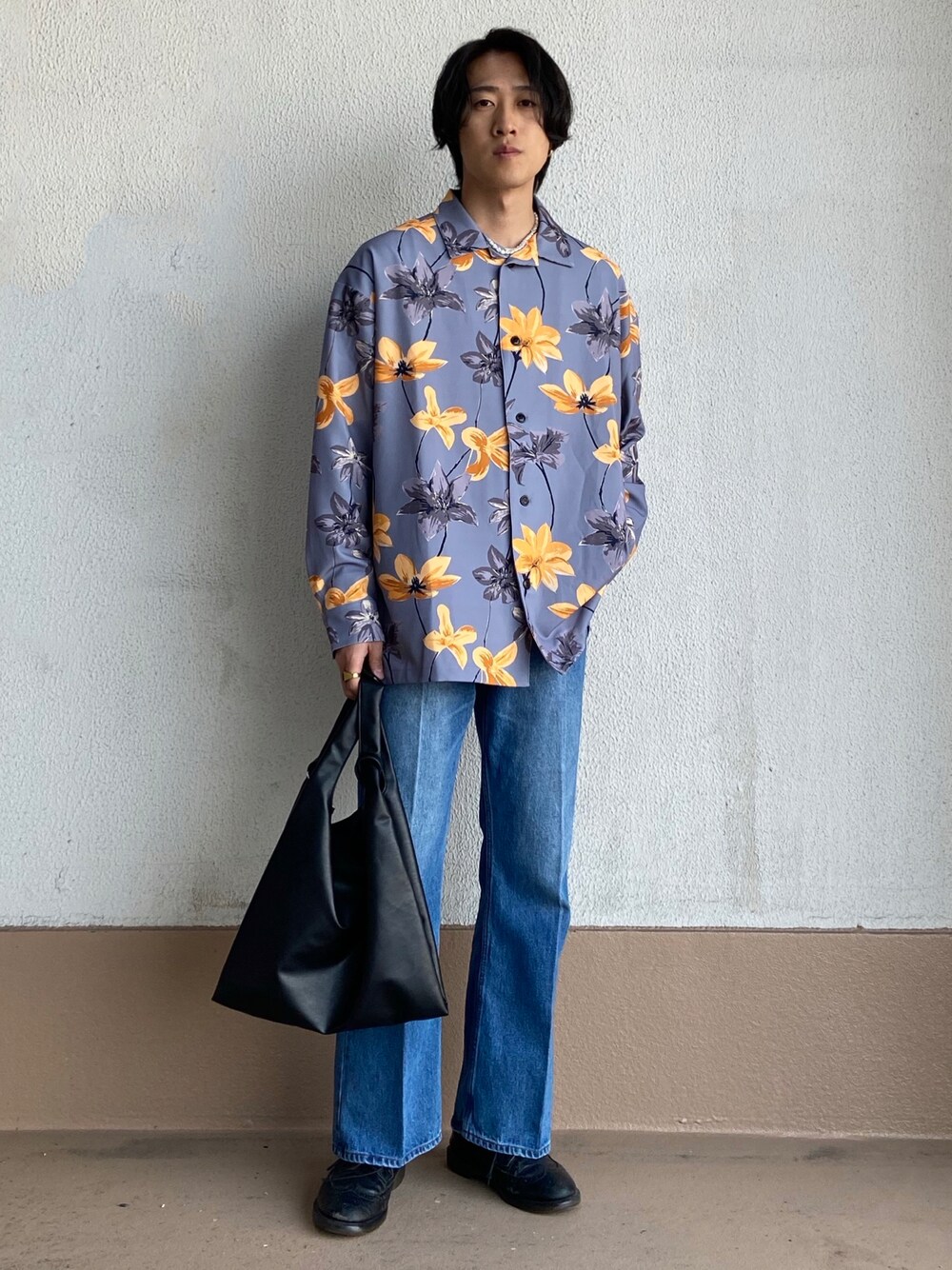 ブルー系のシャツ/ブラウス、ブラック系のトートバッグ、ブルー系のデニムパンツを着用したメンズの春コーディネートの1枚目の写真