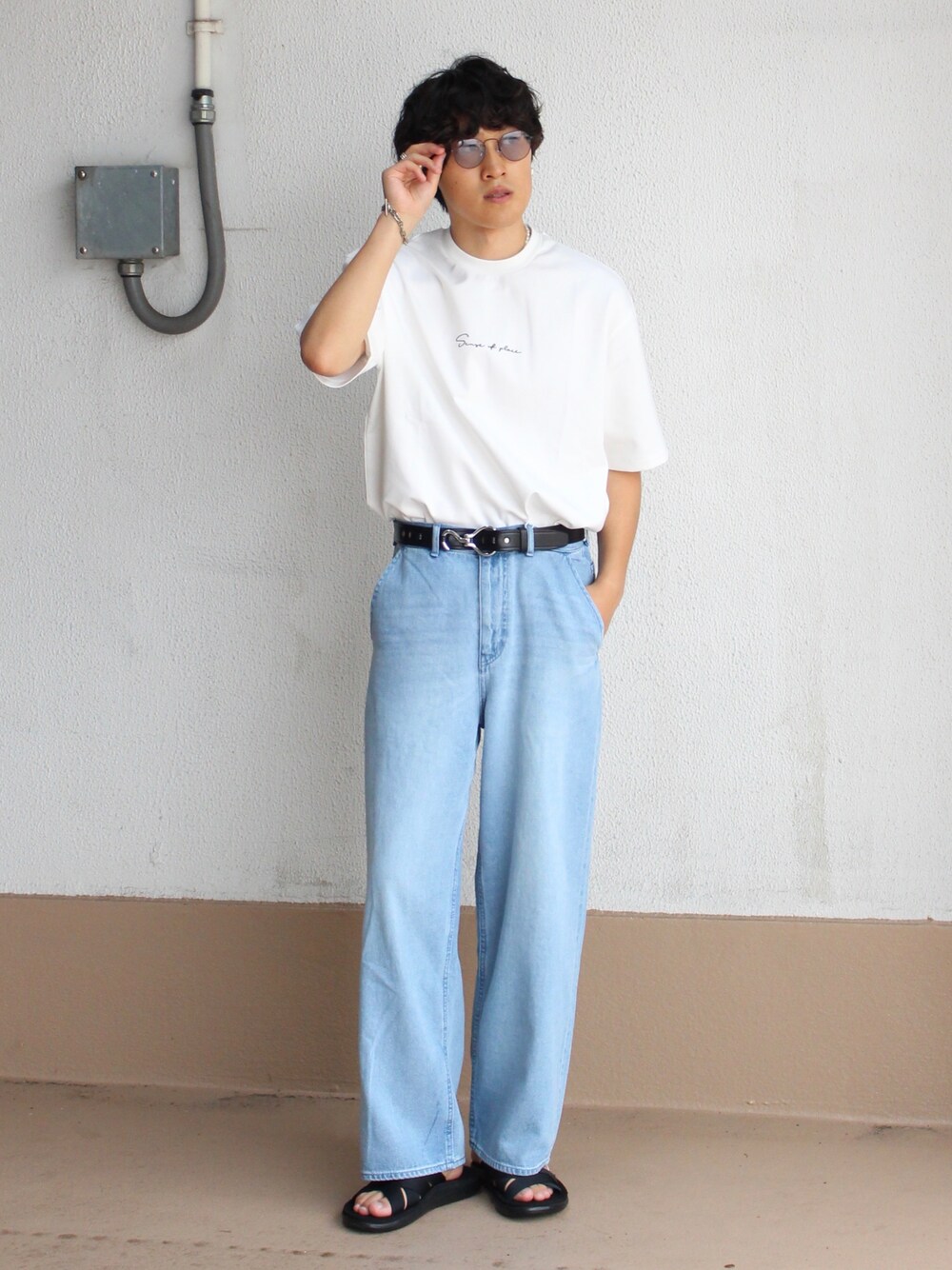 ホワイト系のTシャツ/カットソー、ブルー系のその他パンツ、ブラック系のサンダルを着用したメンズの夏コーディネートの1枚目の写真