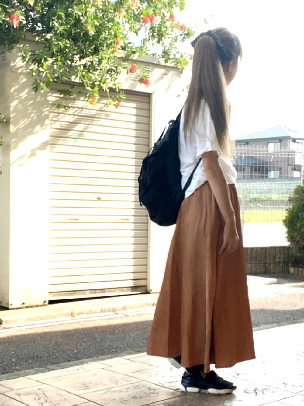 「白Tシャツ、ロングスカート、リュック、ドット、スニーカー」｜「TODAYFULのドットシフォンスカーフ（バンダナ/スカーフ、ブラック系）」を使った、いく☆さん（レディース・153cm）の秋コーディネートの1枚目の写真