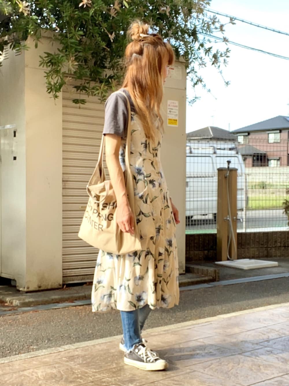 「花柄、ワンピース、デニム、スニーカー、ショルダーバッグ、おだんごヘアー」｜「TODAYFULのストーン＆フープピアス（ピアス（両耳用）、ホワイト系）」を使った、いく☆さん（レディース・153cm）の夏コーディネートの1枚目の写真