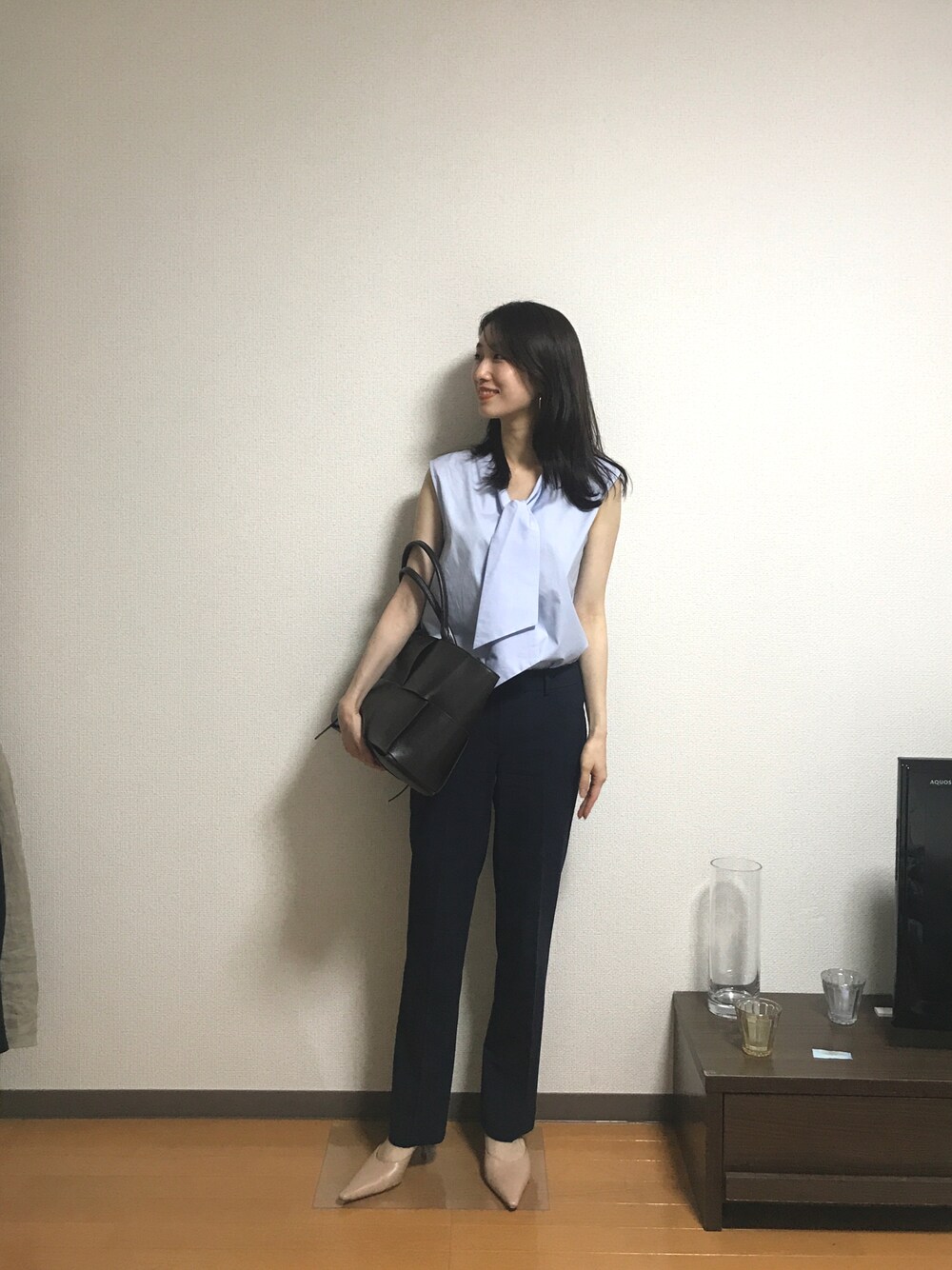 「Demi-Luxe BEAMSのDemi-Luxe BEAMS / リボンタイ ノースリーブブラウス（シャツ/ブラウス、ブルー系）」を使った、choeさん（レディース・163cm）の秋コーディネートの1枚目の写真