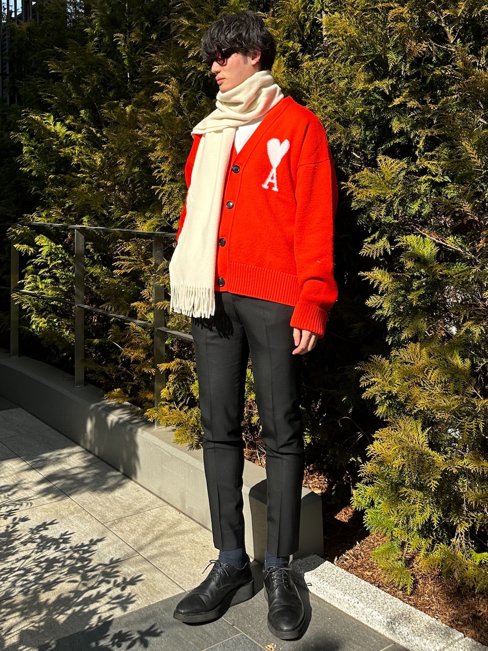 「春服デビュー宣言、amialexandremattiussi、カーディガン、シンプル、韓国ファッション、キレイめ、マフラー、LAD MUSICIAN、カラーサングラス、春コーデ」｜「AMI Alexandre Mattiussiのアイテム（カーディガン/ボレロ、レッド系）」を使った、ふくべいさん（メンズ・182cm）の春コーディネートの1枚目の写真