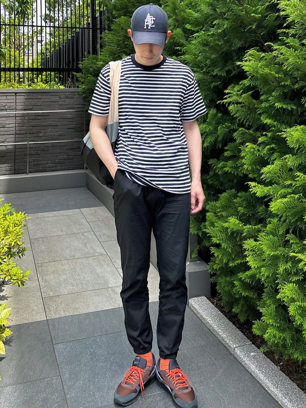 「夏コーデ、ボーダー、ナイロンパンツ、bott、COS、差し色、エコバッグ、hay、ADER error、ボーダートップス、カラーソックス」｜「ADER errorのアイテム（キャップ、ブルー系）」を使った、ふくべいさん（メンズ・182cm）の春コーディネートの1枚目の写真