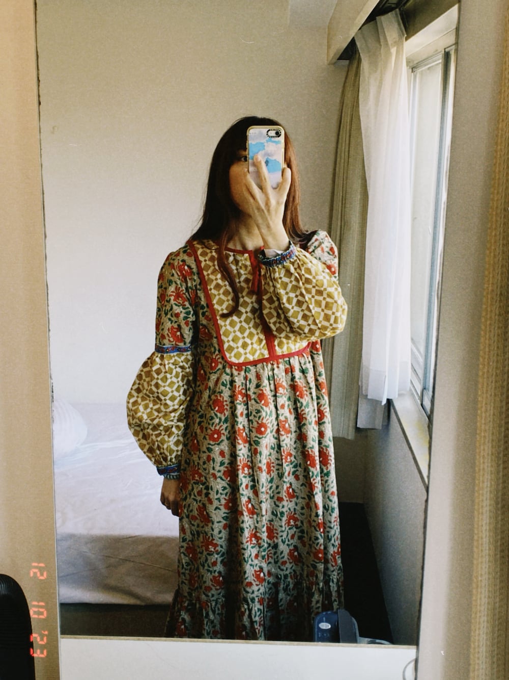 「ワンピース、旅行、お出かけコーデ、柄もの、柄モノ大好き、freada、休日コーデ」｜「Freadaのアイテム（ワンピース、イエロー系）」を使った、momoさん（レディース・160cm）の冬コーディネートの1枚目の写真