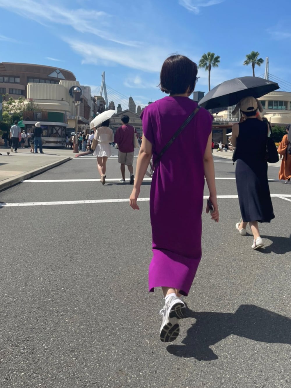 「夏コーデ、ワンピース、ラクチンコーデ、スニーカー、カラーコーデ、ニューバランス、UN3D.、ootd」｜「UN3D.のベーシックニットワンピース（ワンピース、パープル系）」を使った、AKANEさん（レディース・161cm）の春コーディネートの1枚目の写真
