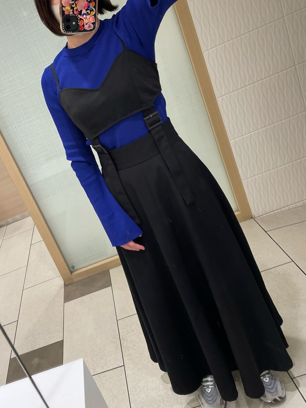「ootd、休日スタイル、スニーカー、おしゃれさんと繋がりたい、大人コーデ、着回しコーデ、ブラック、ブルー、モード、春コーデ」｜「NEW BALANCEのML725（スニーカー、グレー系）」を使った、AKANEさん（レディース・161cm）の春コーディネートの1枚目の写真