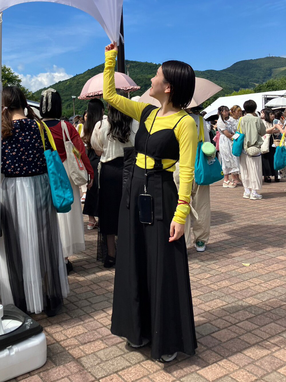 「お出かけコーデ、カラーコーデ、シンプル、スカート、レイヤードスタイル、シアートップス、秋コーデ、ワンピース、ootd」｜「LVEU.のアイテム（ワンピース、ブラック系）」を使った、AKANEさん（レディース・161cm）の秋コーディネートの1枚目の写真