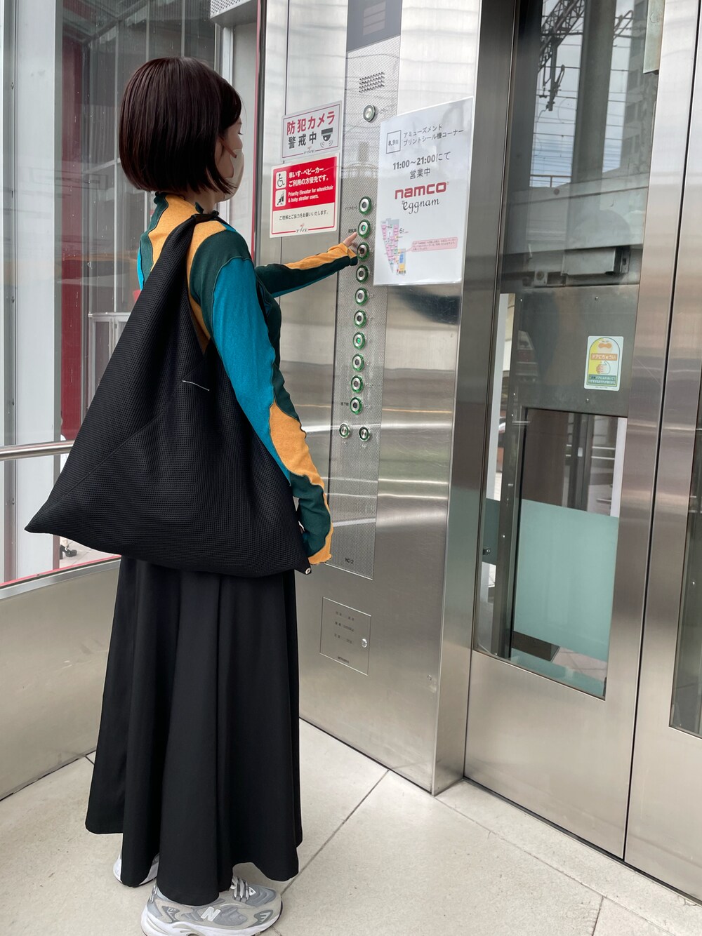「ootd、休日スタイル、大人カジュアル、シンプル、スカート、ラクチンコーデ、おしゃれさんと繋がりたい、スニーカー、ニューバランス」｜「NEW BALANCEのML725（スニーカー、グレー系）」を使った、AKANEさん（レディース・161cm）の春コーディネートの1枚目の写真