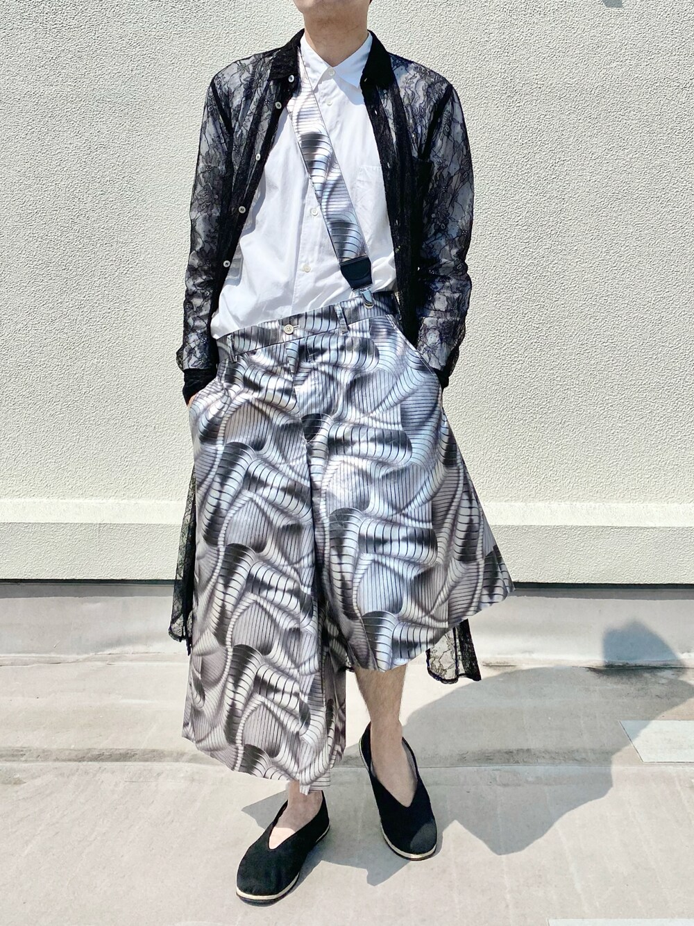 「コムデギャルソン、コムデギャルソンオムプリュス、COMME des GARCONS、COMME des GARCONS HOMME PLUS、シースルー、ワイドパンツ、サスペンダー、スリッポン、モノトーン、シンプル」｜「COMME des GARCONS HOMME PLUSのアイテム（シャツ/ブラウス、ブラック系）」を使った、つっちーさん（メンズ・164cm）の秋コーディネートの1枚目の写真